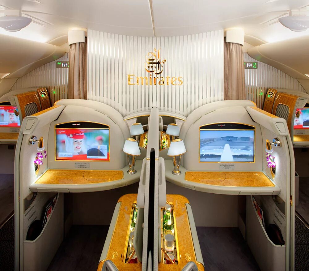 Сколько стоит самая дорогая станция. Airbus a380 Emirates первый класс. Первый класс Emirates a380. Первый класс Эмирейтс а380. Emirates Airlines a380 бизнес класс.