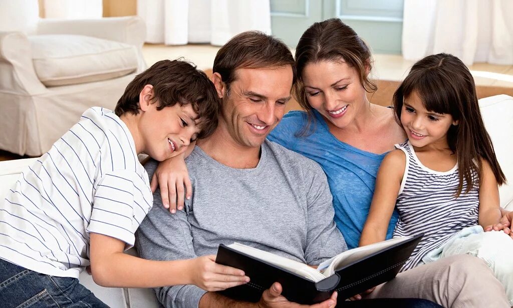 My brother spend. Семейное чтение. Родители и дети. Современная семья. Времяпровождение с семьей.