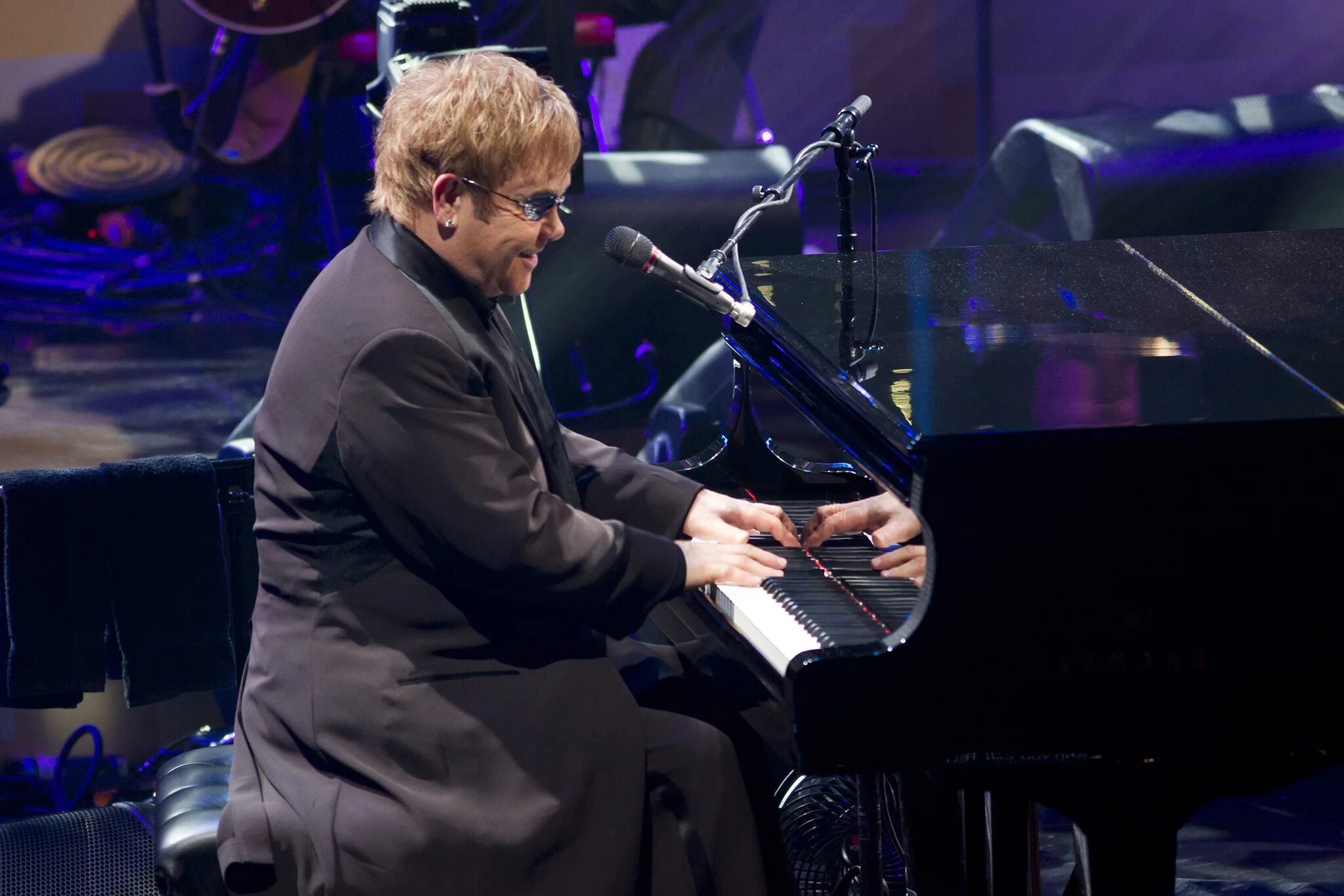 Elton john rock. Элтон Джон. Элтон Джон рояль. Elton John 1995. Elton John за пианино.