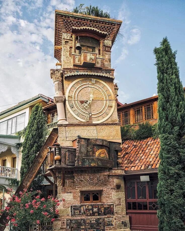 Тбилиси япония. Башня Резо Габриадзе Тбилиси. Часовая башня Тбилиси. Грузия Тбилиси архитектура. Часовая башня в Тбилиси в Старом городе.