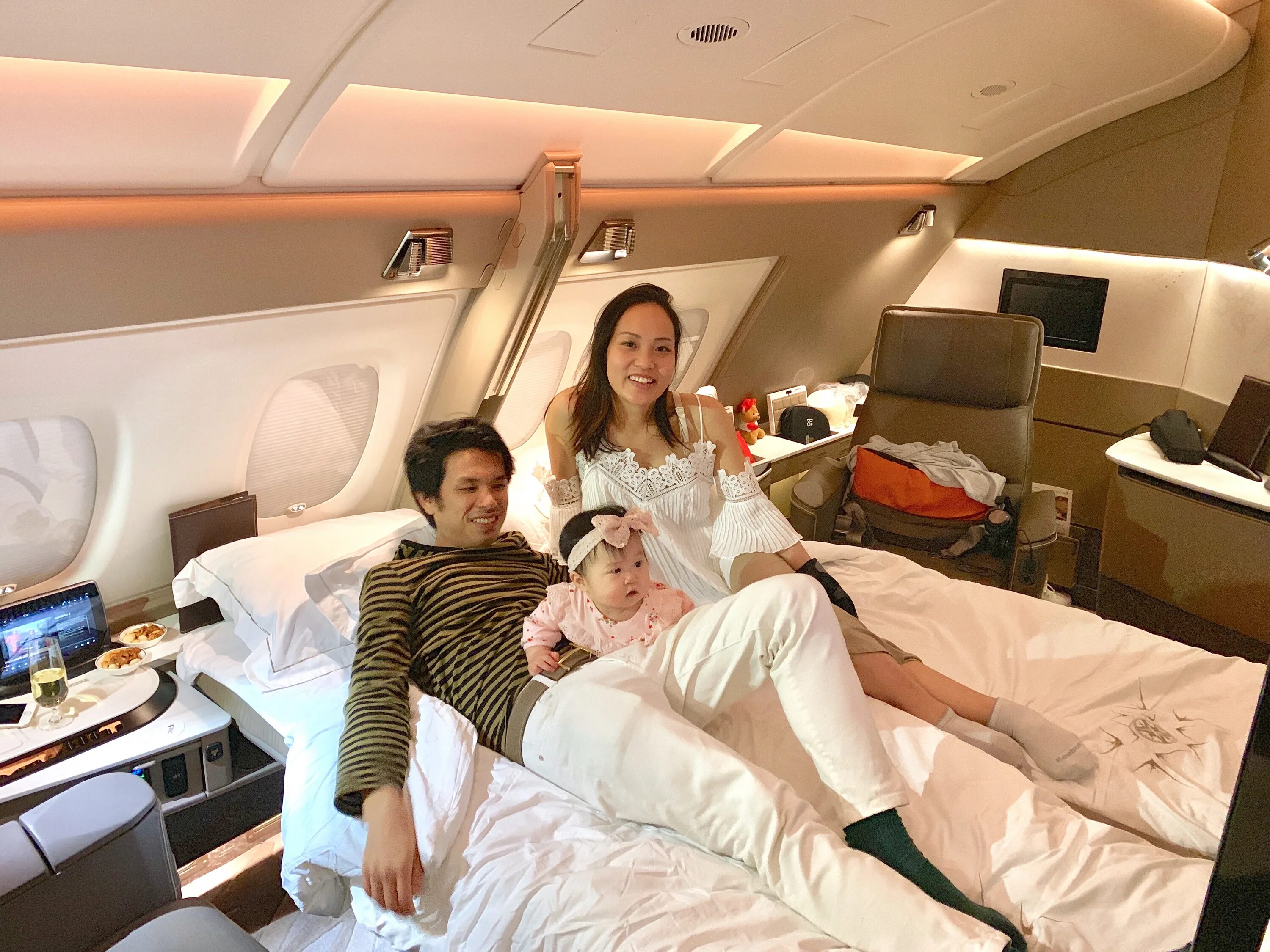 Singapore airlines 1 класс. Airbus a380 emirates первый класс. Первый класс эмирейтс а380. Первый класс эмирейтс. Первый класс emirates a380.
