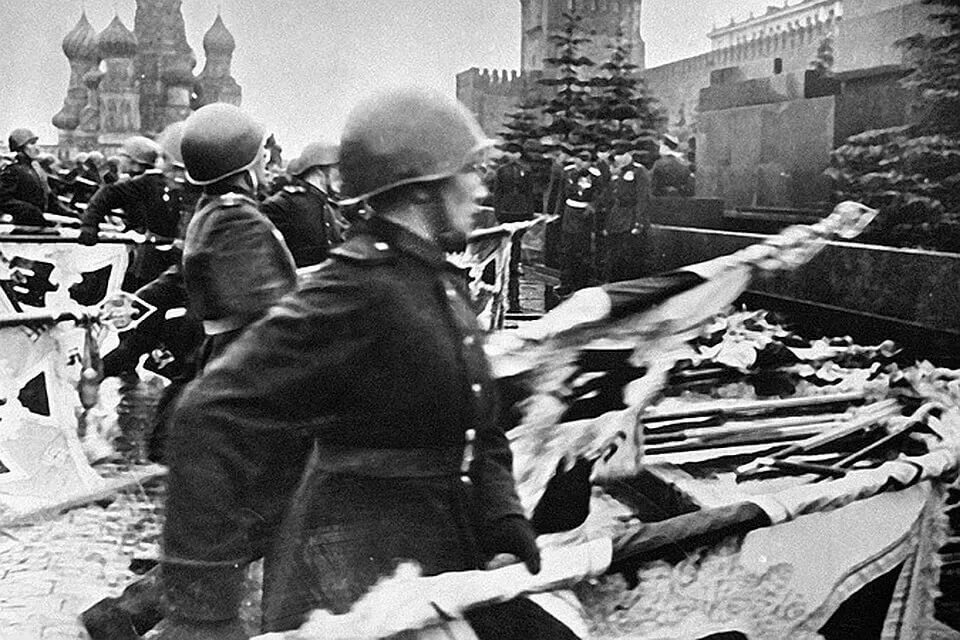 жуков георгий константинович парад победы 1945. парад победы 1945 знамёна к мавзолею. вражеские знамена. парад победы 24 июня 1945 года. знамена германии на параде победы 1945.