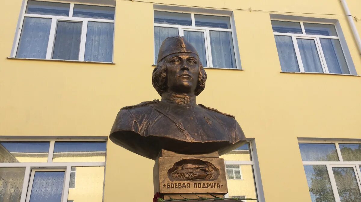 Нуркаев город октябрьский башкортостан. И. Обелиск музагиту хайрутдинову. Улица октябрьская памятники. Памятник пушкину в ухте фото.