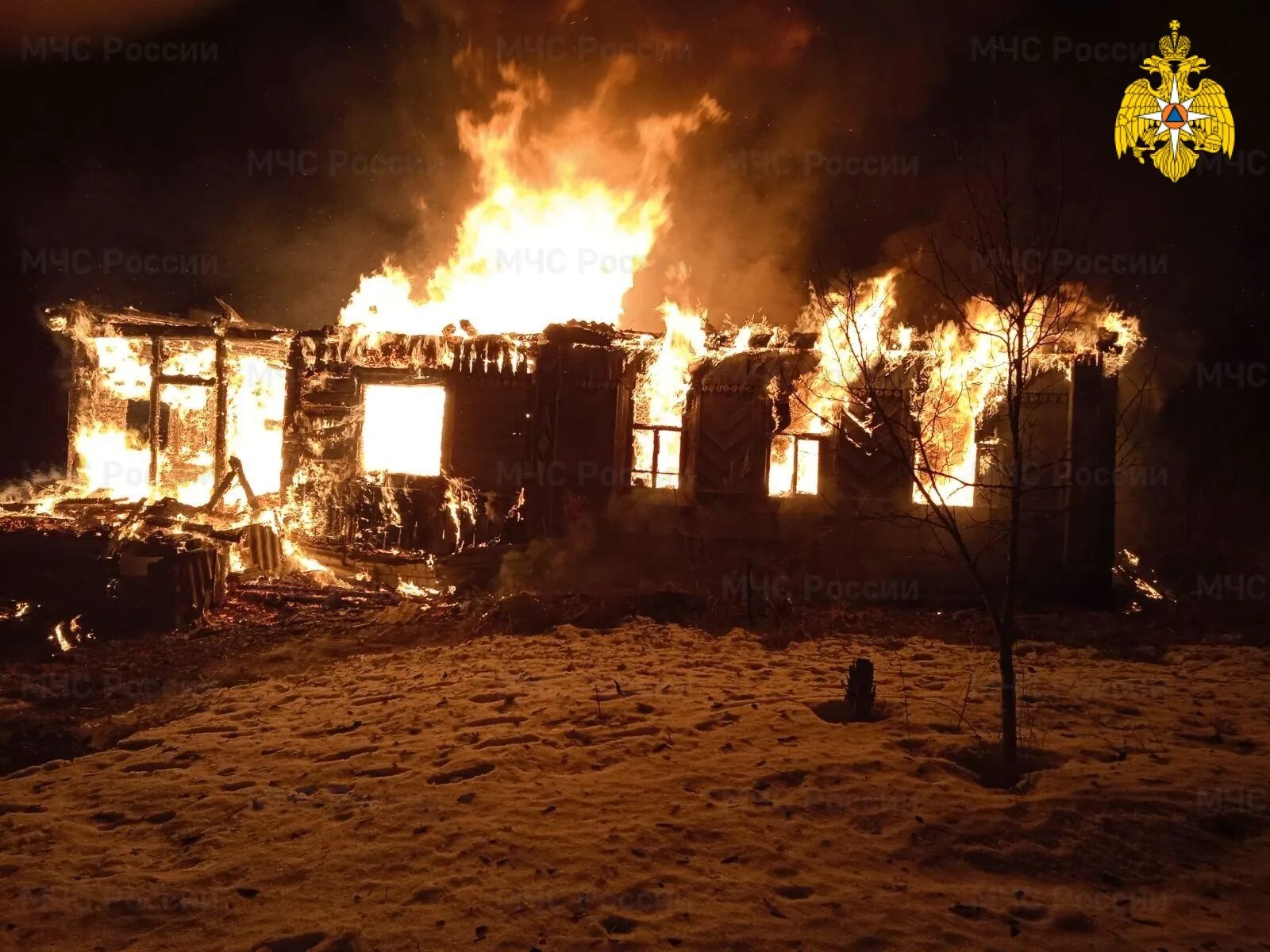 Там горела. Пожар в Карачевском районе Брянской области. Горящий дом. Пожар фото. Дом горит.