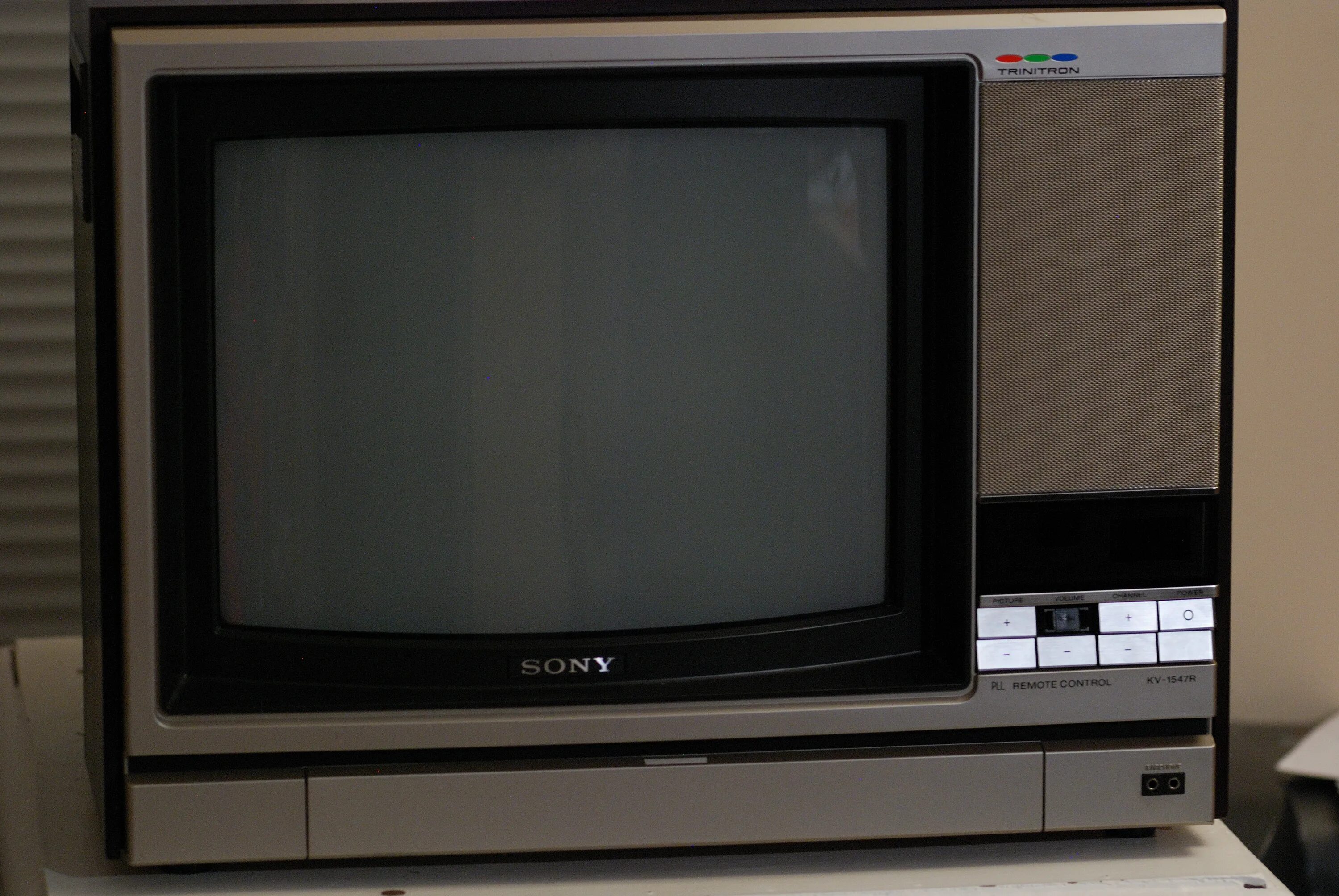 Ремонт телевизоров сони sony rusupport ru. Sony Trinitron TV 1985. Телевизор Sony Trinitron 1970. 1982 Sony Trinitron TV. Телевизоры сони тринитрон 70х 80х.