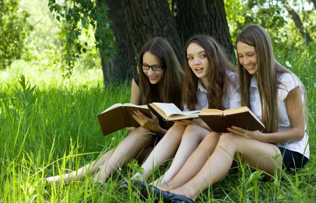 три студента. трое студентов. трое студентов готовятся к тесту вместе. трое студентов в классе. студентка осень.