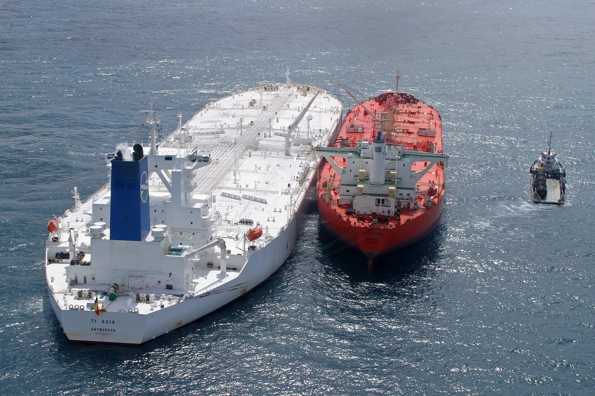 контейнерный морской терминал роттердам. грузовой корабль. европа 2 корабль. логистика. круизный корабль europa.