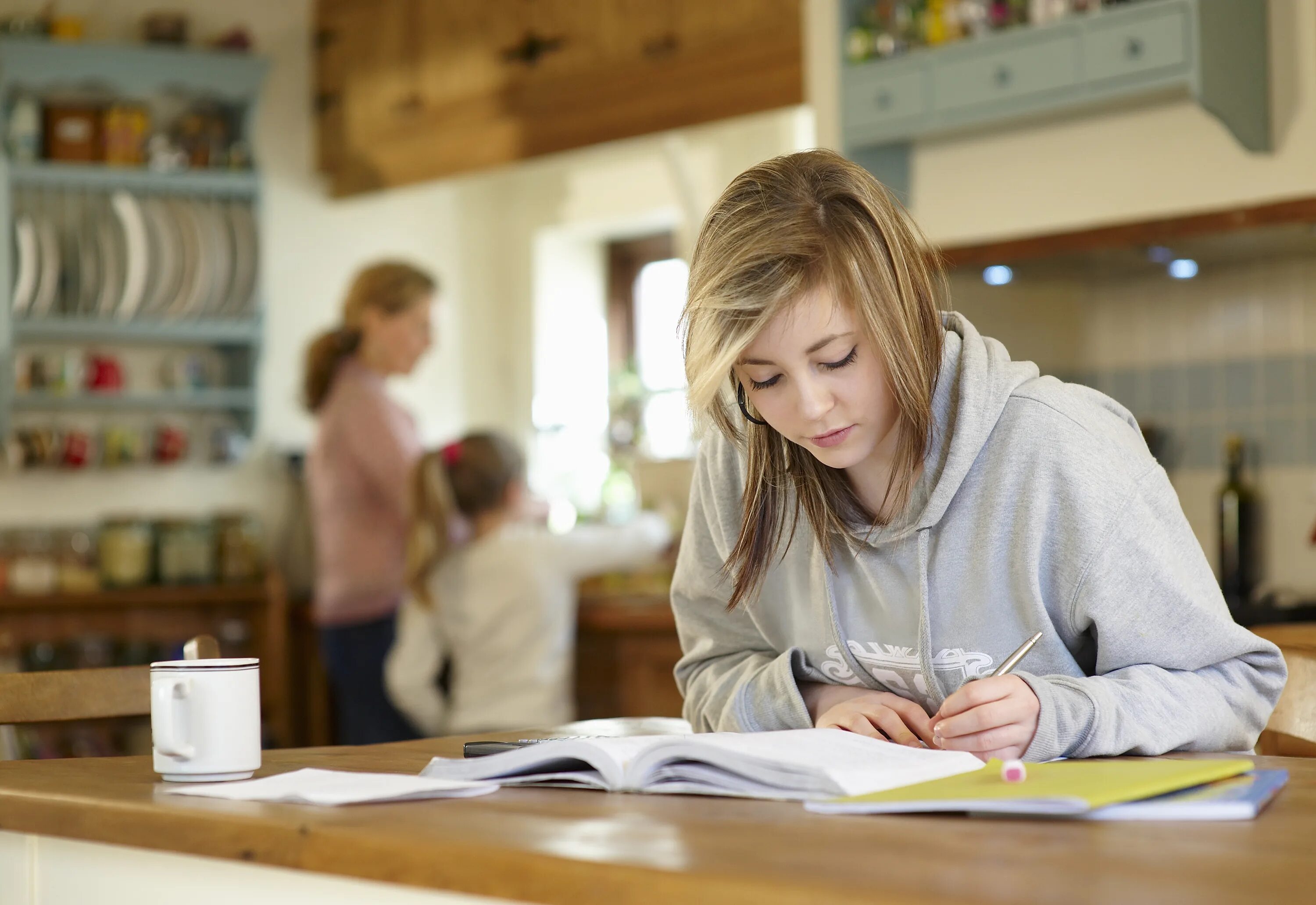 She study for her exams. Домашнее задание студент. Студент за домашней работой. Студент оформляет. Студент дома.