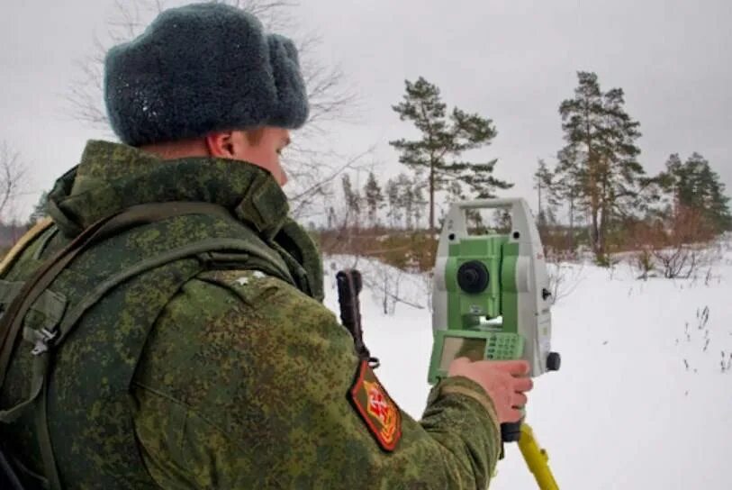 Солдат бежит. Военные психологи в армии. День топографической службы вс рф. Тактический макет местности. Военная полевая.