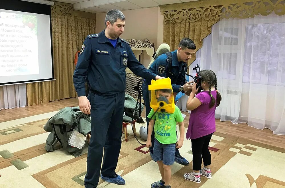 Погода в муравленко сегодня. Начальник МЧС Муравленко. МЧС Муравленко. Пожарная часть Муравленко. Ваш праздник Муравленко.