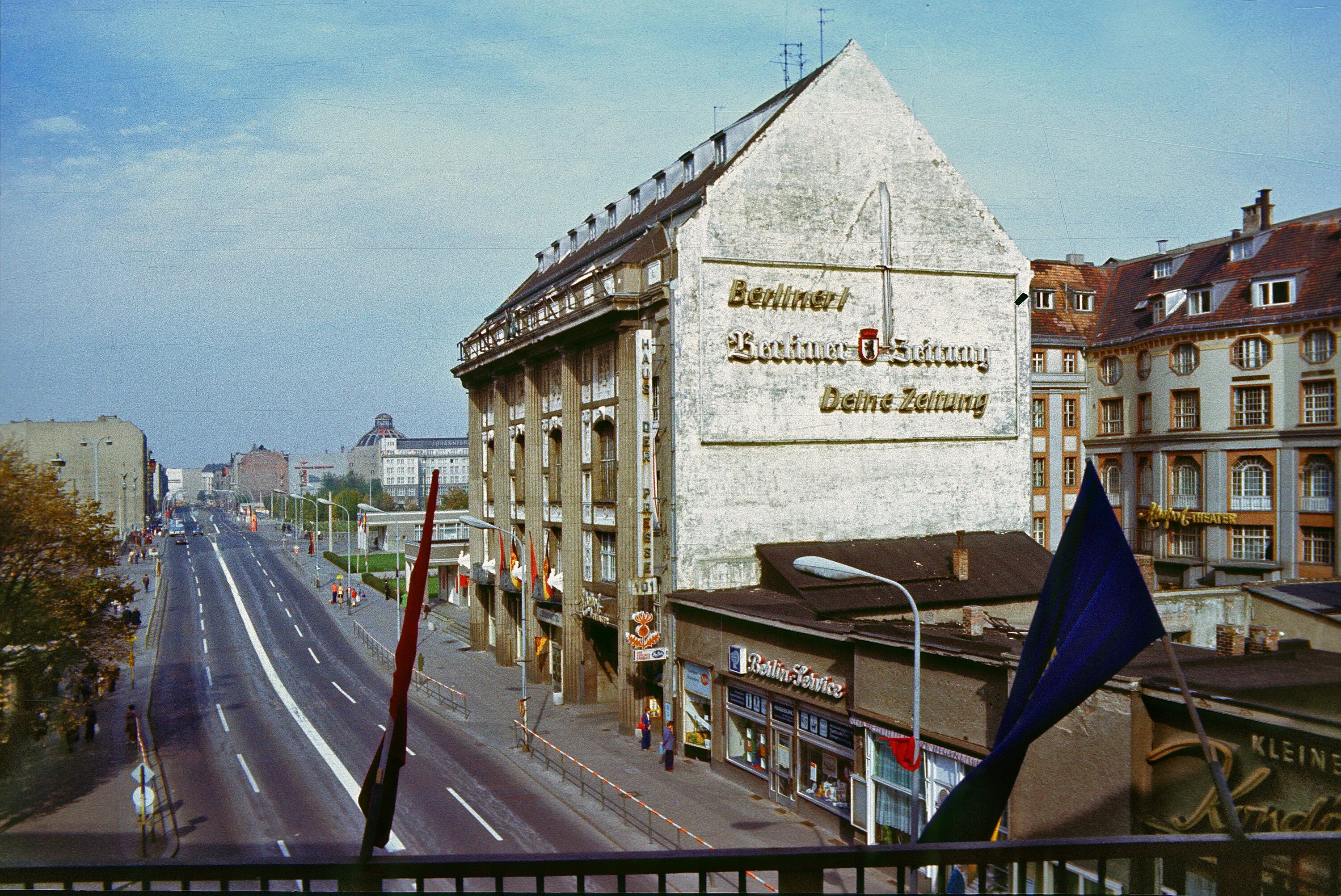 Гдр гоблин. Берлин 1990 гдр. фридрихштрассе в гдр. berlin 1982. германская демократическая республика.