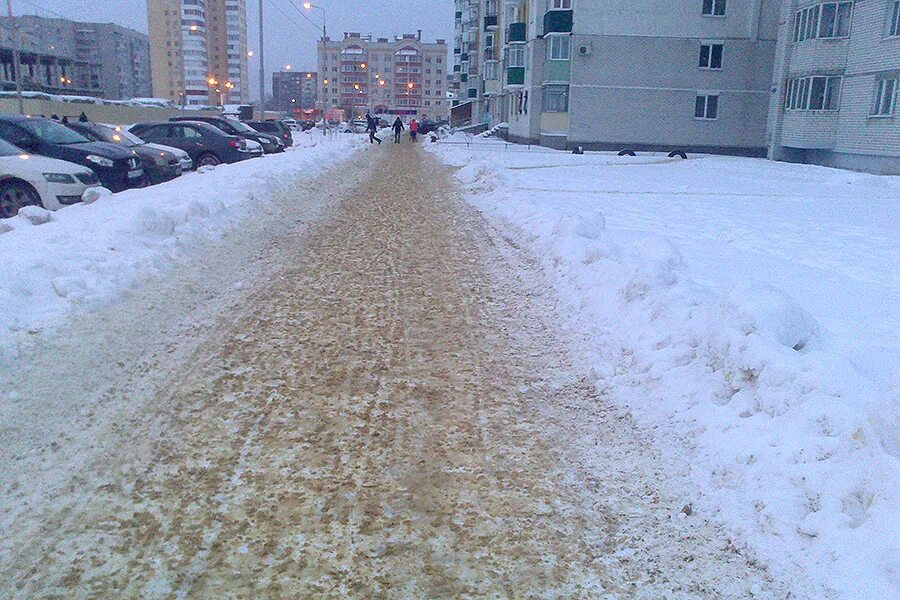 Песок на дороге зимой. Посыпка песком тротуаров. Снег посыпанный песком. Песок дорога.