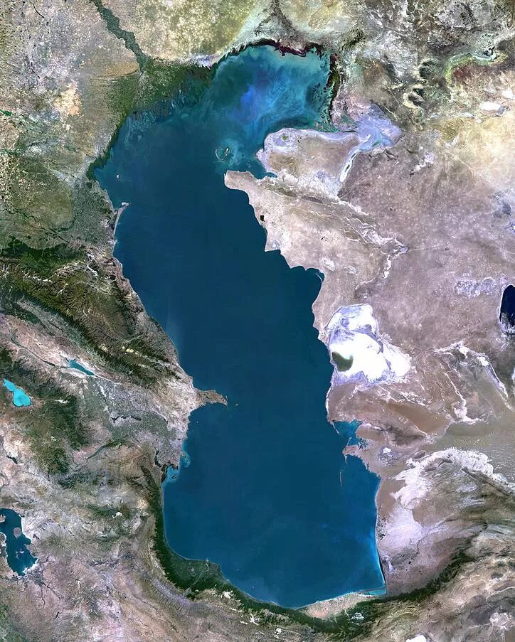 Самое большое озеро на земле по площади. Каспийское море снимок со спутника. Каспийское море озеро. Самое большое озеро мира Каспийское море. Каспийское море вид со спутника.