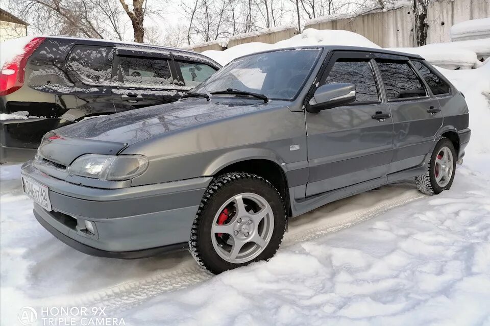 Бампер приора 2 серый зеленый металлик. Ваз 2114 серый металлик. Разборка кия рио 3 2014. Поцарапанный бампер киа рио. Цвет бампера серый.