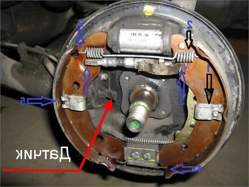 Задние тормоза Ниссан ноут е11. Nissan Note задние колодки барабан. Ниссан Альмера задние барабанные тормоза. Задние тормоза Ниссан Альмера Классик.