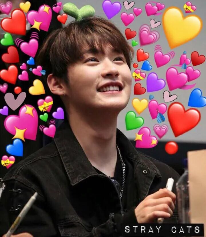 Стрей дата рождения. Минхо stray kids сердечко. минхо день рождения stray kids. минхо stray kids мемы. stray kids lee know сердечки.
