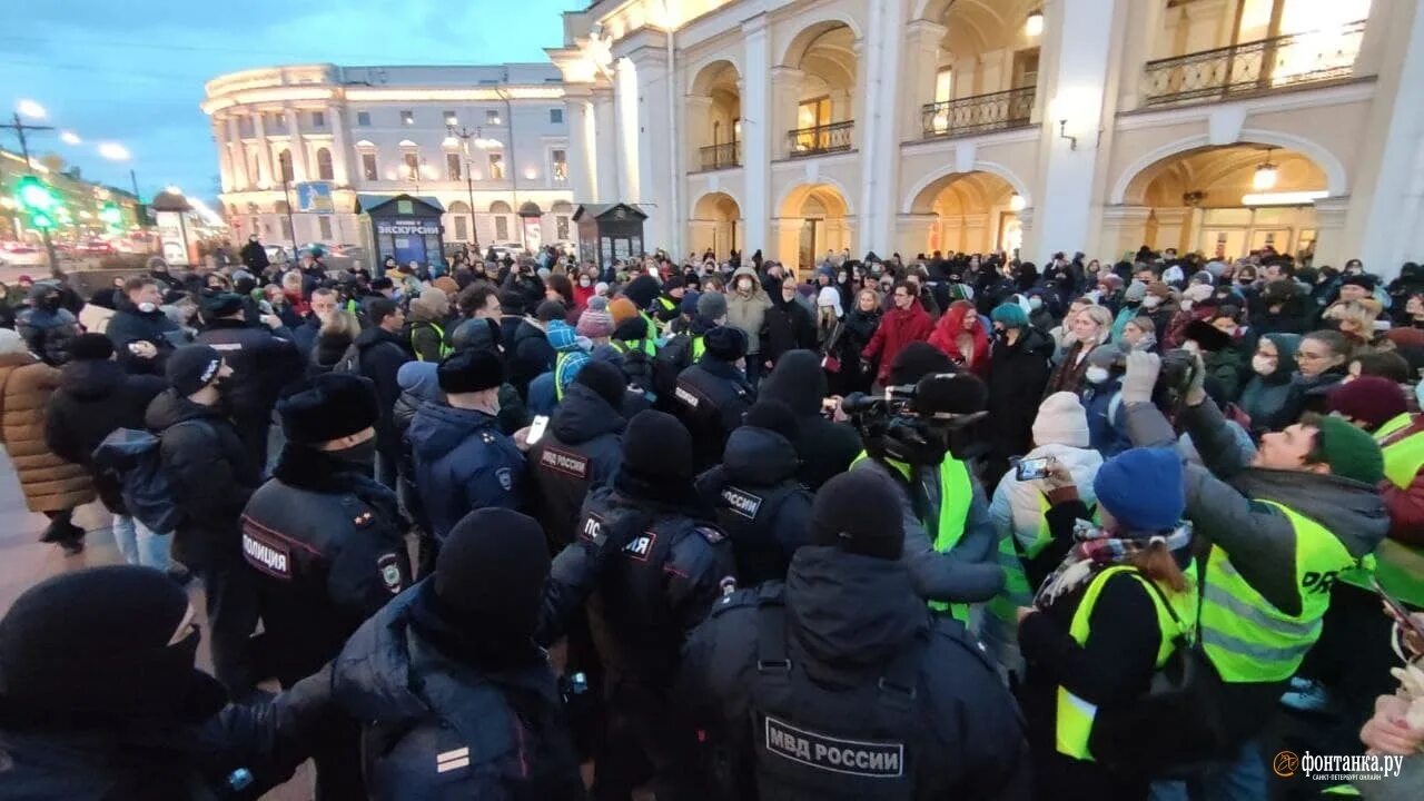 Сегодня видел где. Митинг в Питере 24 02 2022. Митинги СПБ Гостиный двор Санкт-Петербург. Митинг в Питере. Митинги в Санкт-Петербурге сейчас.