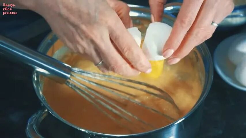 Надо ли добавлять в тесто яйца. Заварнзаварное тесте добавляем яйцо.