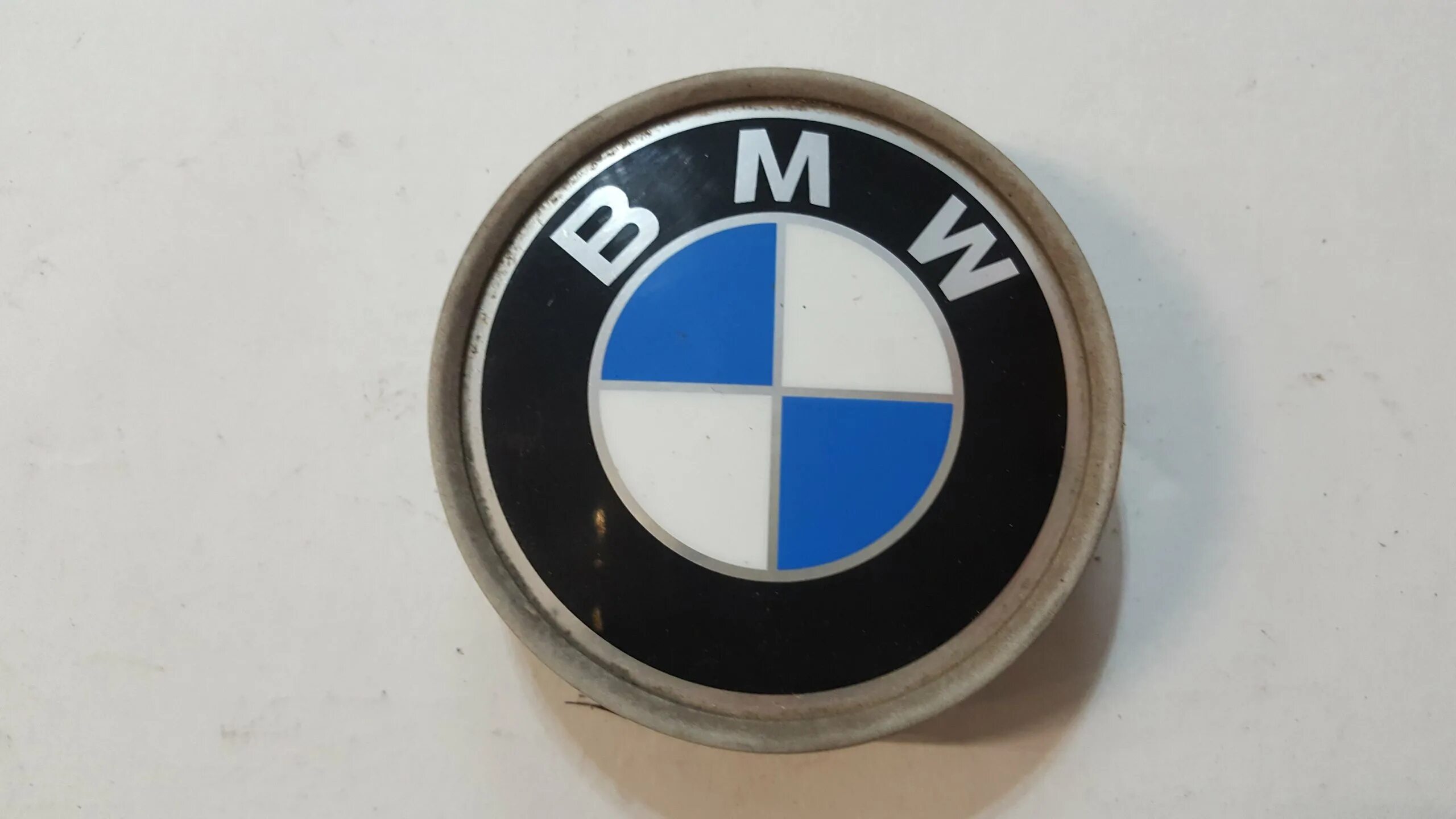 Купить крышки bmw. Крышки на колпачки БМВ. BMW крышки в колеса. Крышки диски BMW. Крышка BMW на диск анфас.