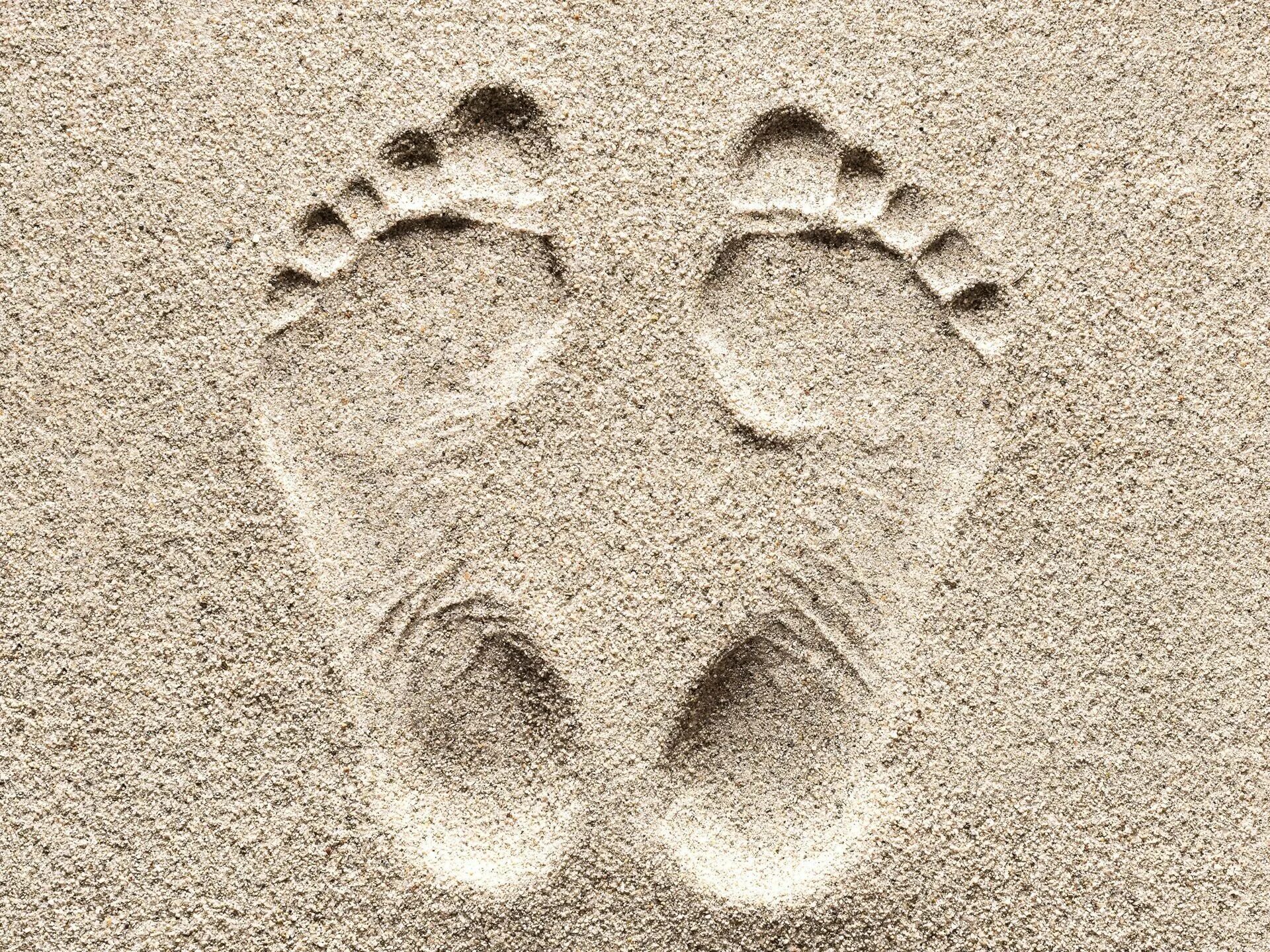 Поверни следы. Отпечаток стопы на песке. отпечаток ноги. человеческие следы. объемные следы.
