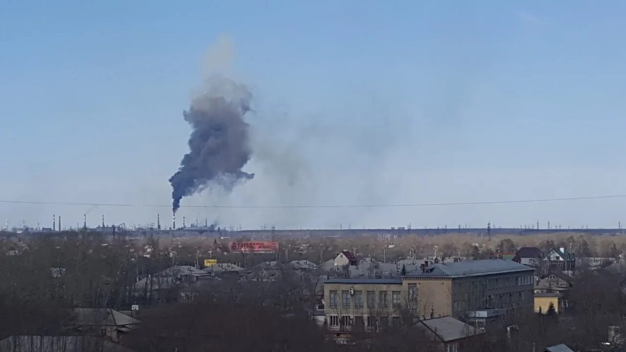 Что случилось на челябинском заводе. Челябинск дым. дым над челябинском. пожар в курчатовском районе челябинска. черный дым над челябинском.