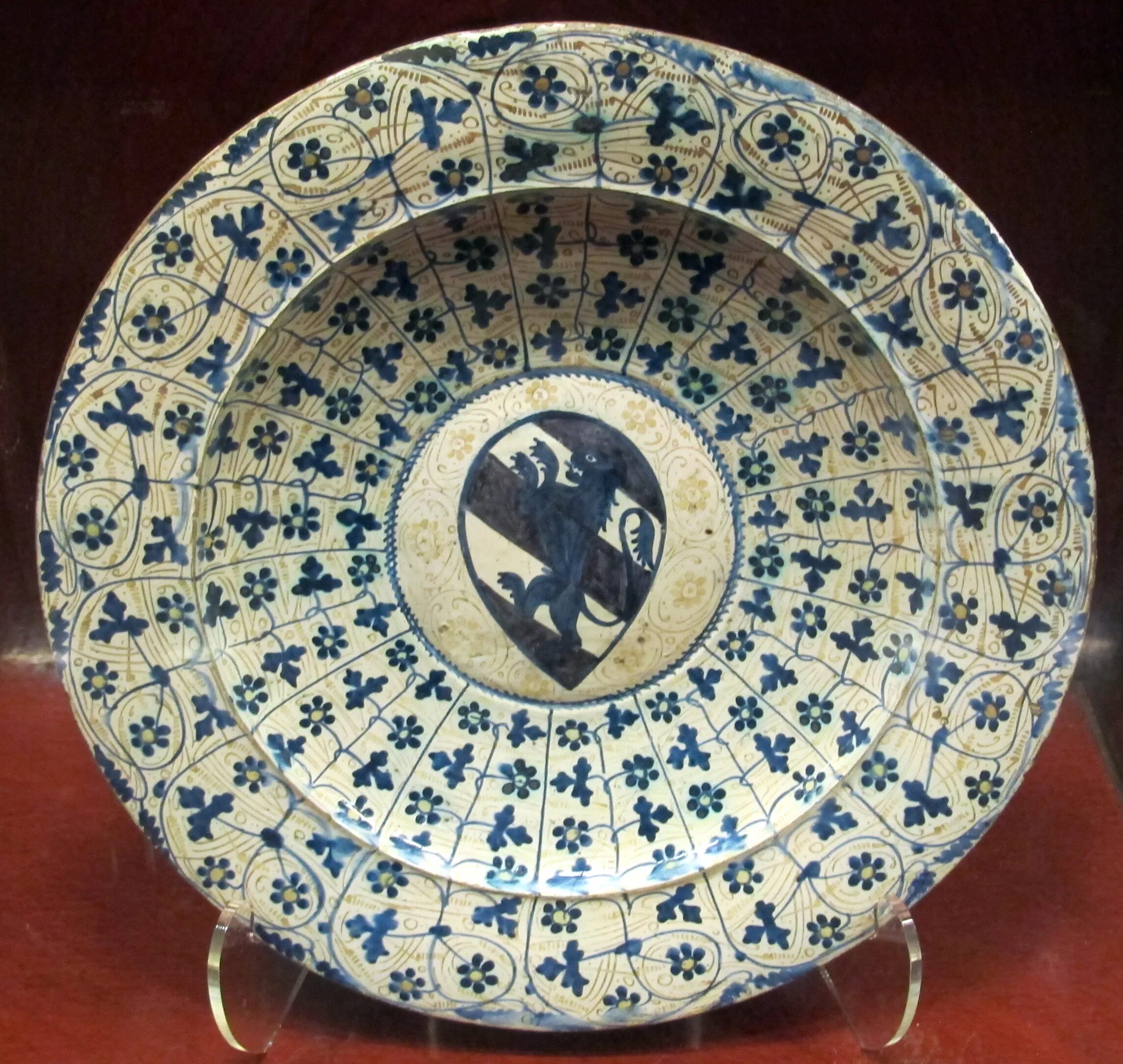 1440 60. Посуда Неаполь. Пуговицы майолика. Майолика 17 века тарелка. Химический элемент майолика.