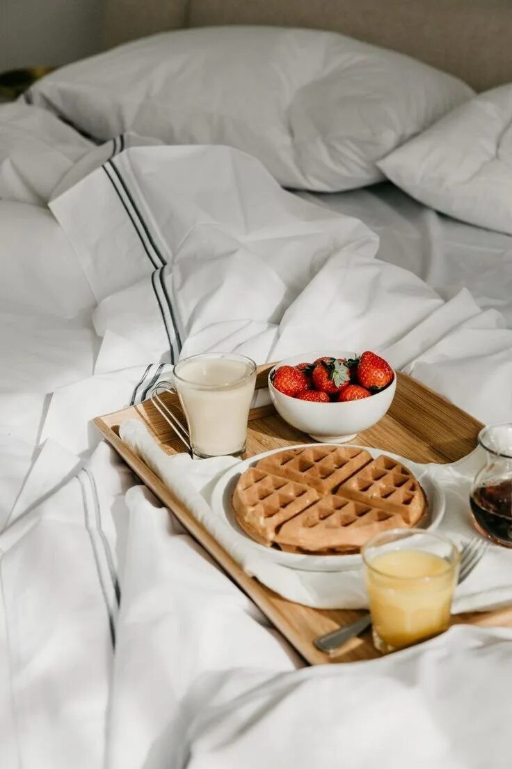 Обед в постель. Завтрак в постель. Романтический завтрак. Поднос для завтрака в постель. Поднос с едой.