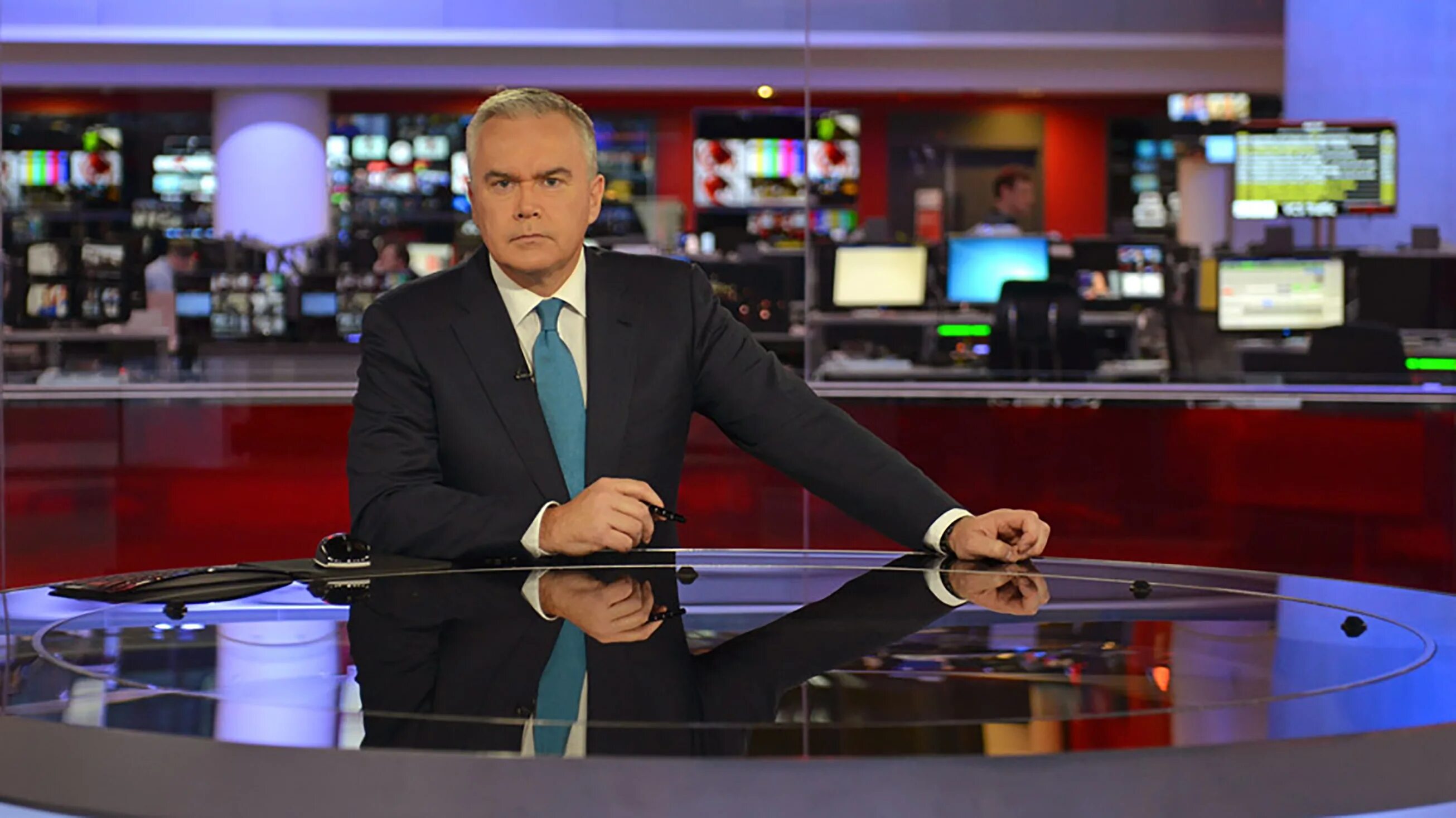 Huw Edwards. Bbc ведущий. Ведущие новостей bbc. Новостной канал bbc. The news programme by millions of people