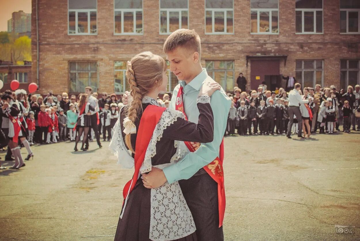 Вход на выпускной вальс. "Школьный вальс" цывлакова. Выпускной вальс. Школьники танцуют вальс. Выпускники танцуют вальс.