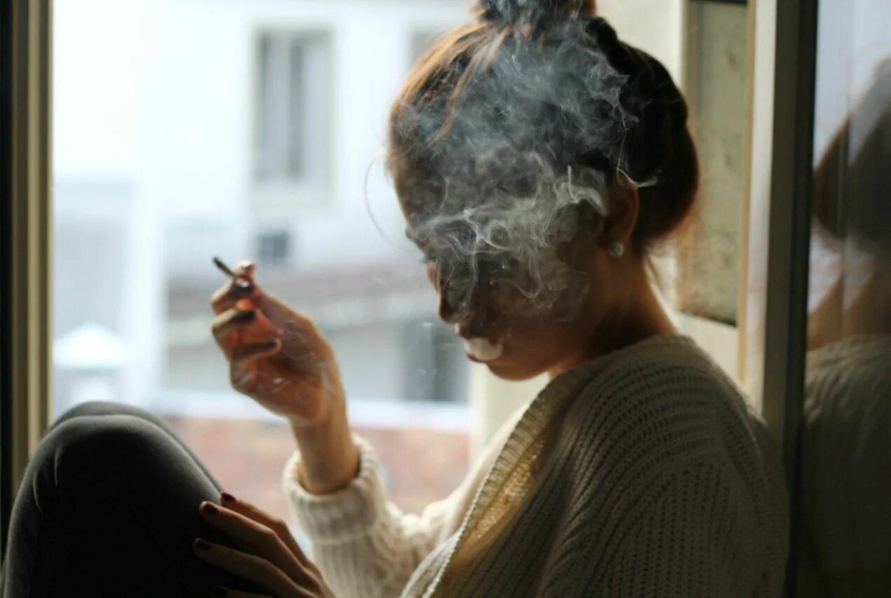 Девушка с сигаретой у окна. Курит у окна. Курящая девушка у окна. Женщина с сигаретой у окна. Покурим на прощание