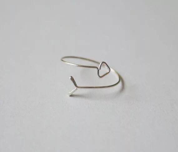 Кольцо из тонкой проволоки. Плетеные кольца из проволоки. Колечки из проволоки. Кольцо wire wrap. Самодельное кольцо из проволоки.