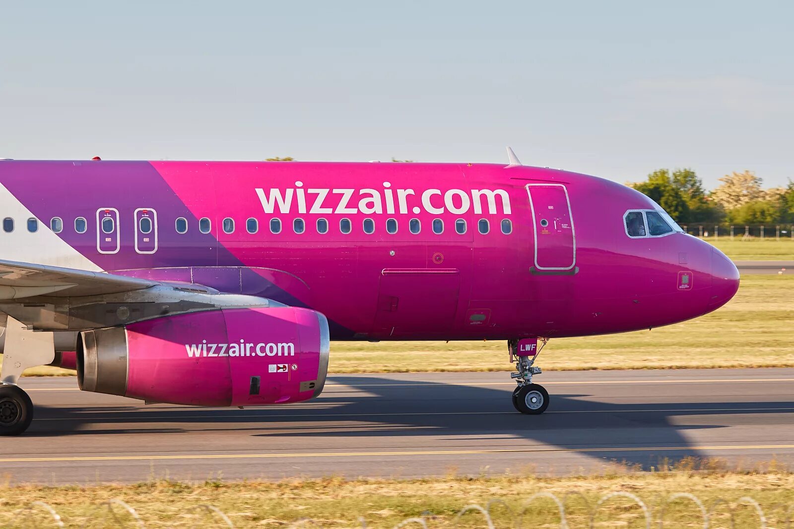 Wizz Air самолеты. Венгерский лоукостер Wizz. Airbus a320 Wizz Air. Wizz Air Abu Dhabi 777 Боинг.