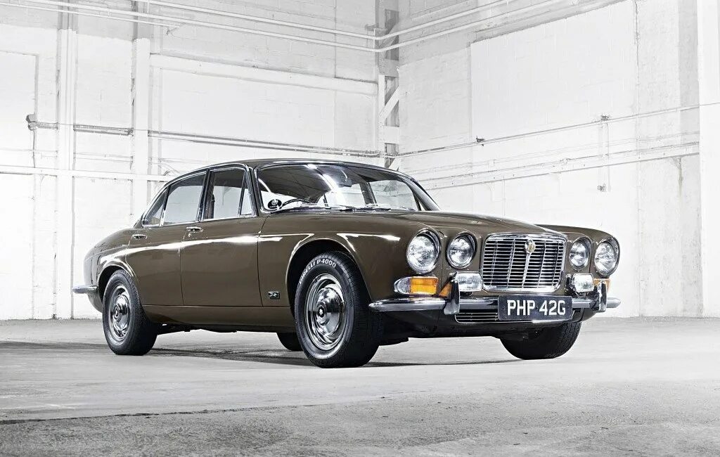 Первое поколение автомобилей. Jaguar xj6. Jaguar xj6 1968. Jaguar XJ 1 поколение. Jaguar XJ 1968.