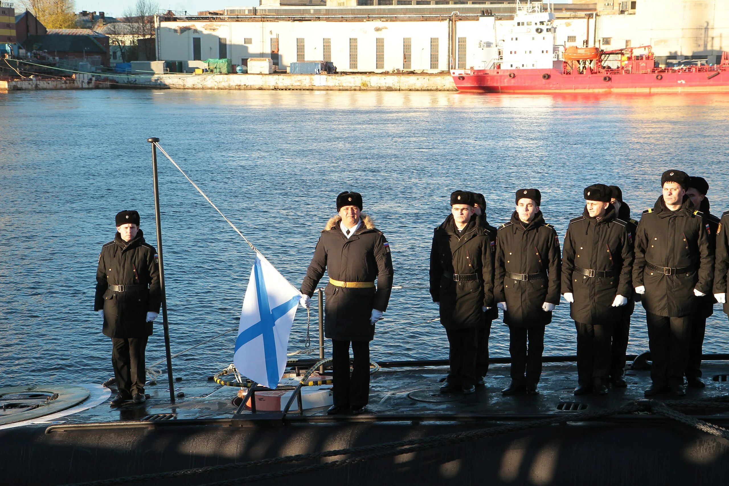 Новости подводного флота. Подъём флага на подводной лодке. ВМФ Питер 2023. Подводная лодка с Андреевским. Флаги на подводных лодках.