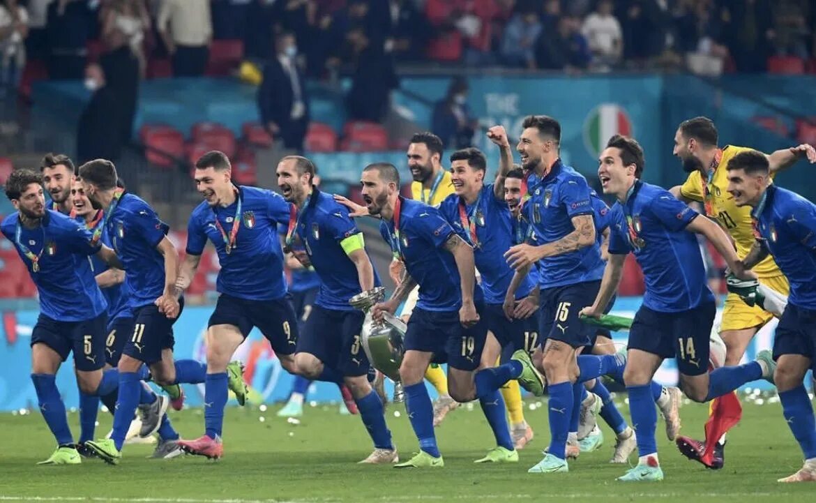 Футбол европа начало. Сборная Италии по футболу евро 2020. Сборная Италии чемпион Европы 2020. Италия чемпион Европы по футболу 2021. Сборная Италии 2021.