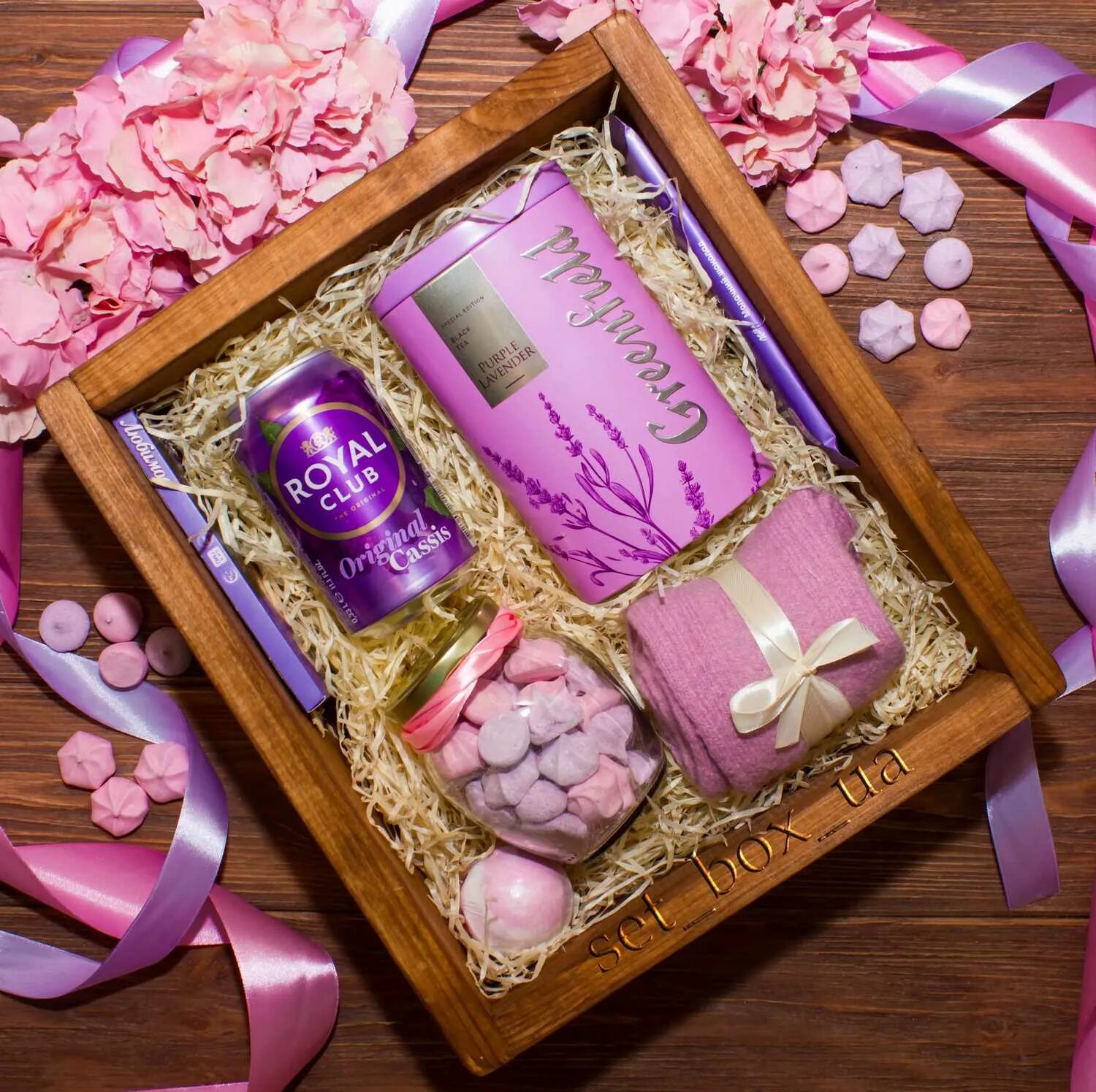 коробка со сладостями в подарок. подарок девушке. подарочный подарок на день рождения. коробочка для подарка. куча подарков на день рождения.