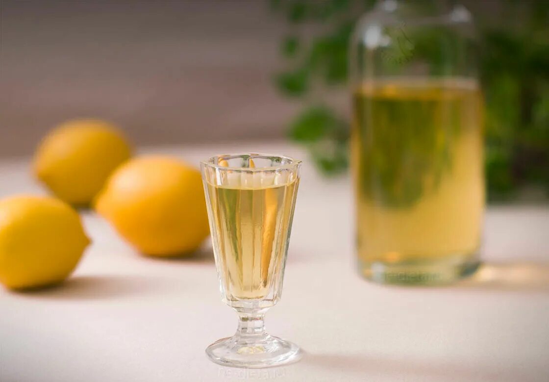 Рецепт ликера лимончелло. Лимонный ликер Лимончелло. Лимончелло и Хреновуха. Лимоны для Лимончелло.