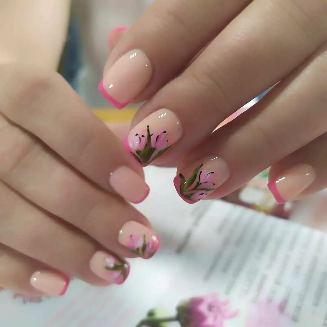 Квадратный маникюр весенний дизайн. Красивые ногти на весну. Весенний маникюр на короткие ногти. Френч с цветочками.