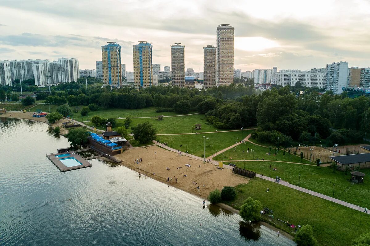 Строгинская пойма парк. Строгинский затон пляж. Строгинский пляж. Строгино водохранилище пляж. Строгинский затон пляж.