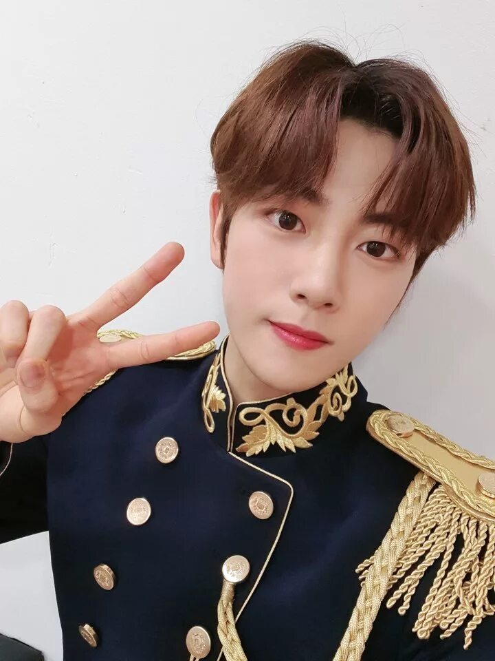 Омгиу. Чжибом из Golden child. Ким джибом. Ким джибом Голден Чайлд 2021. Kim dong-Hyun (Singer, born 1998).