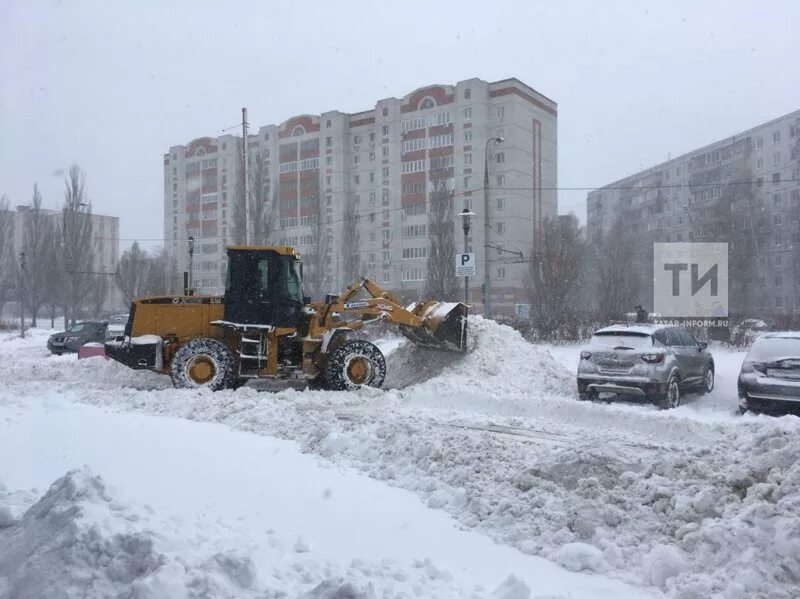 Снегопад в казани. Казань снег. Улица казани в снегу. Сугробы в казани. Снегопад в казани.