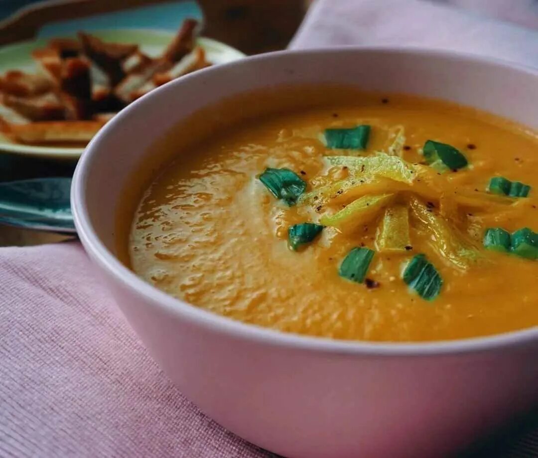 Рецепт приготовления супа из тыквы. Тыквенный суп-пюре с гренками. Тыквенный суп с гренками. Суп-пюре из тыквы со сливками. Крем суп из тыквы.