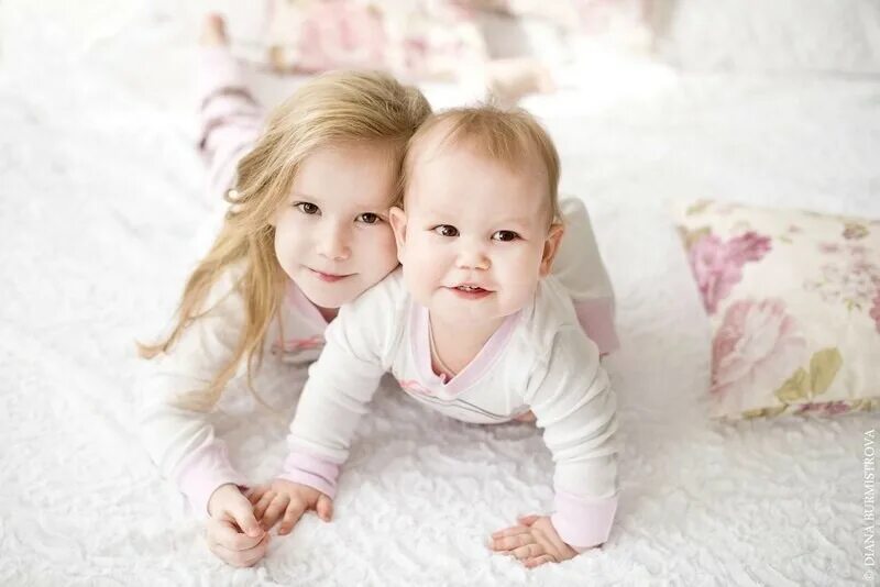 с днемрождением сестре. фотосессия братик и сестричка. две девочки спиной. мама с двумя детьми. красивая фотосессия с дочкой.