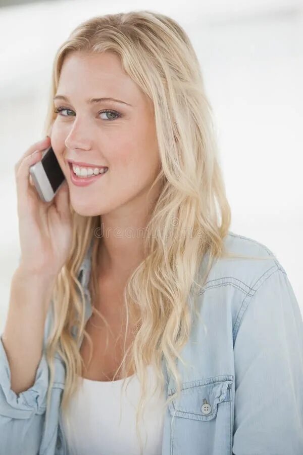 Снято на телефон с блондинкой. Блондинка с мобильником. Блондинка говорит по телефону. Блондинка с телефоном. Девушка блондинка с телефоном.
