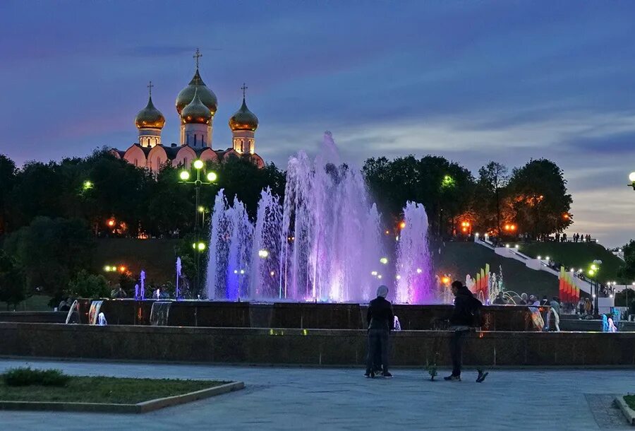 Ярославль набережная стрелка. Ярославль исторический центр города. Исторический центр ярославля. Исторический центр ярославля. 1918 храм спаса на городу ярославль.