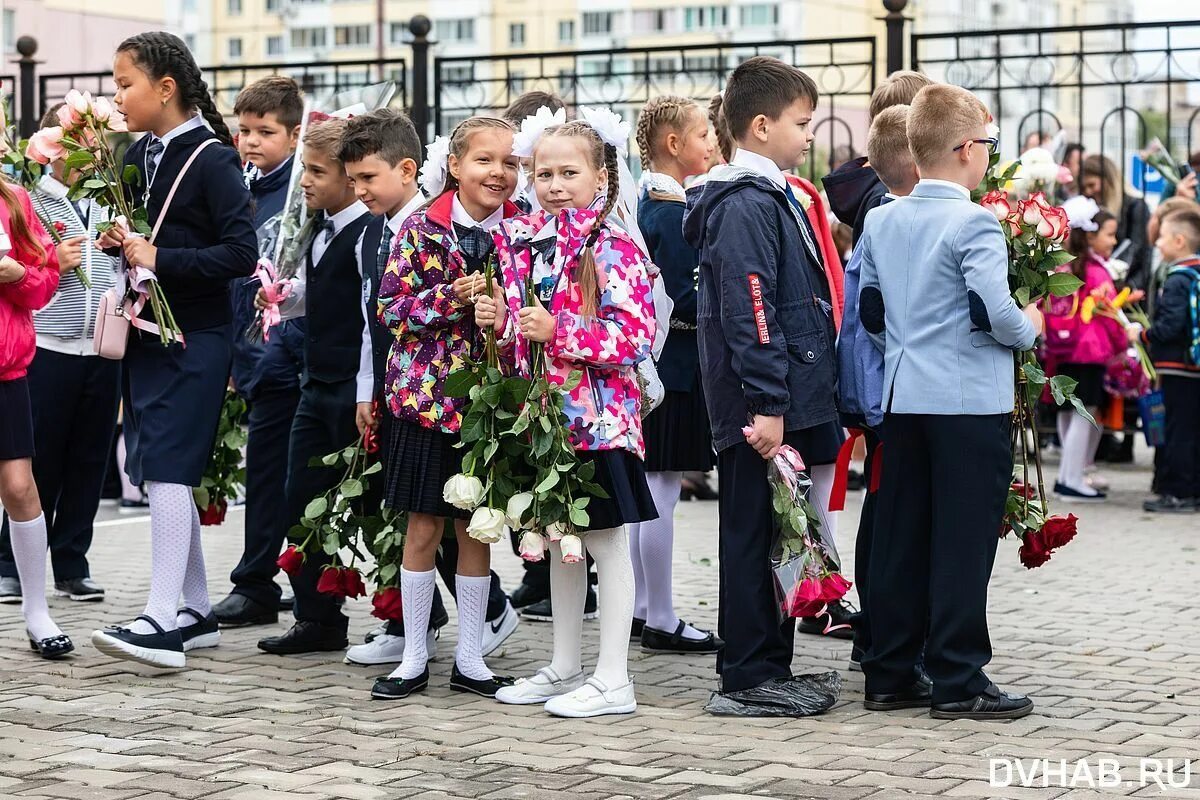 Линейка в школе. Школьники 1 сентября. Дети на линейке 1 сентября. Школьная линейка 1 сентября.