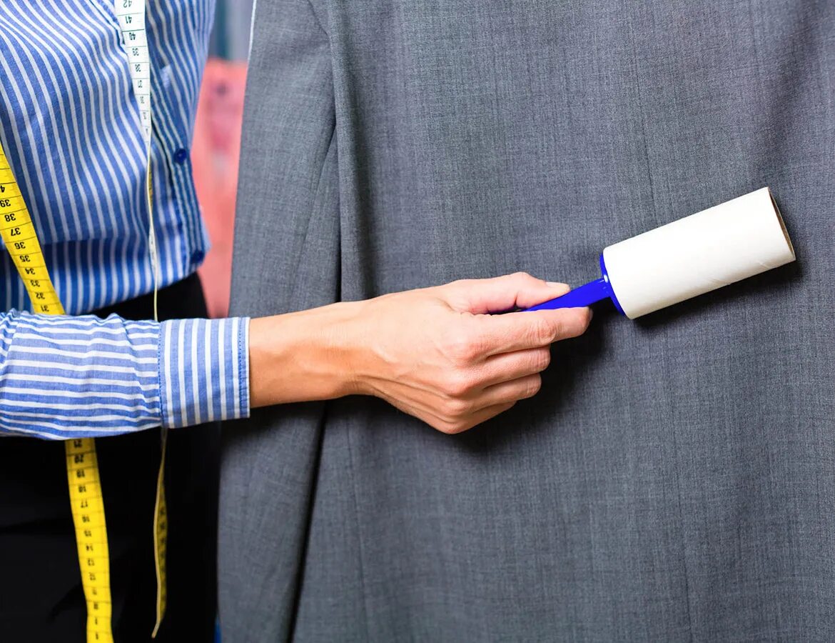 Макро очистка одежды. Checking and cleaning. Мужчина с пылесосом. Уборка помещений. Checking and cleaning.