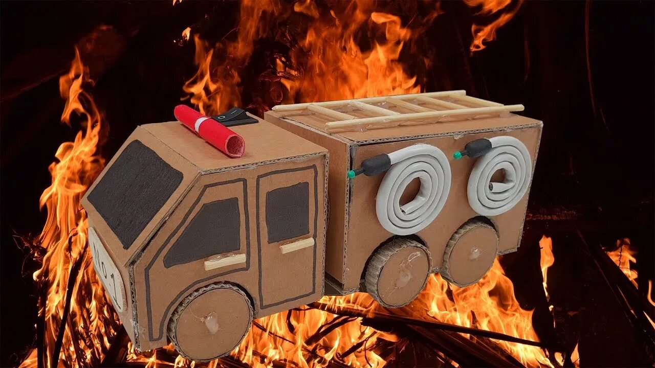 Пожарная машина из коробки. Пожарная машинка из картона. Пожарная маш на из коробок. Пожарная машина поделка из коробок.