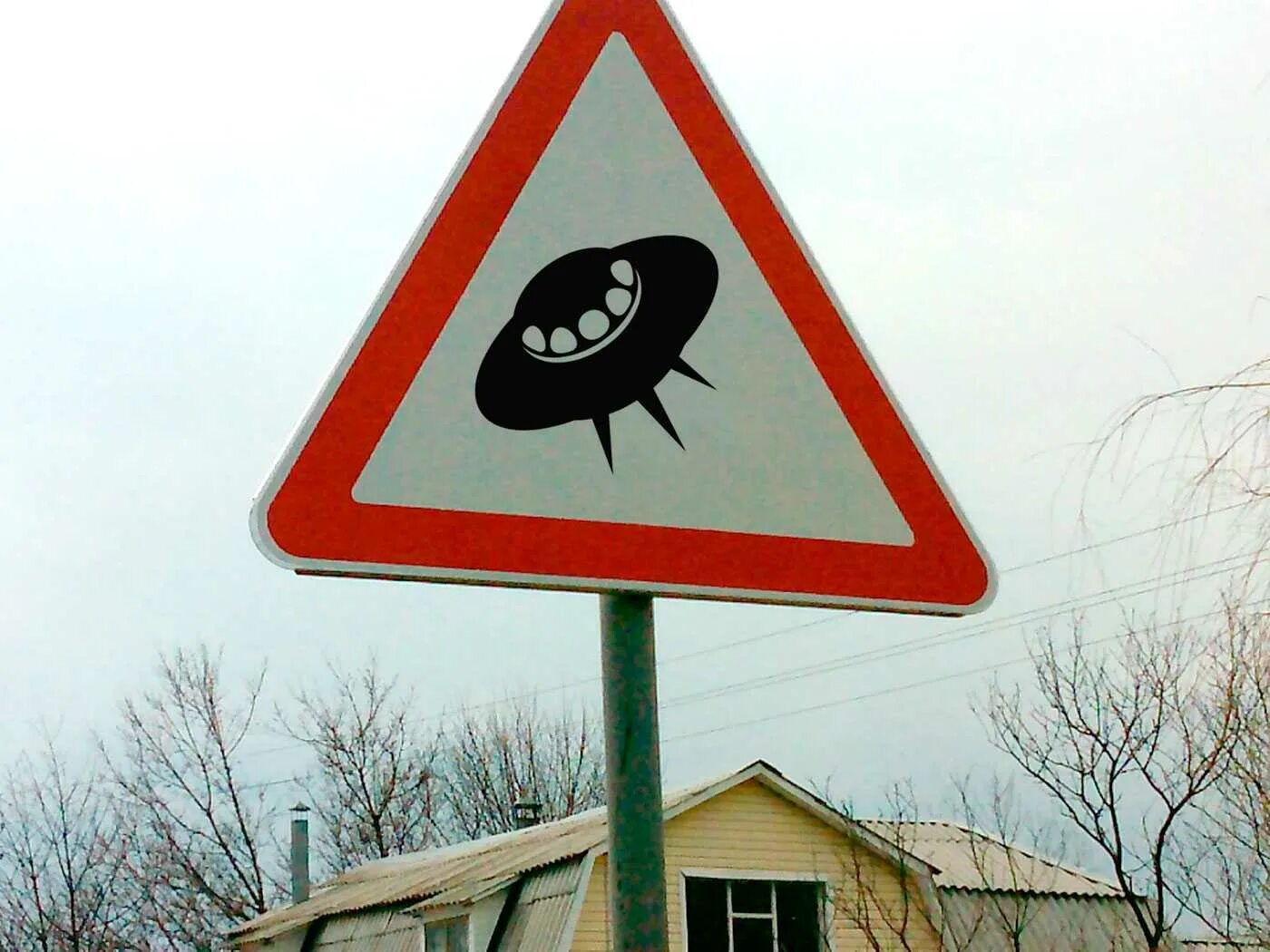 Странные дорожные знаки. Смешные дорожные знаки. Необычные дорожные знаки. Странные знаки дорожного движения. Придумать необычный дорожный знак.