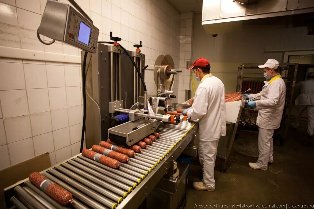 Мясоперерабатывающая промышленность. Фасовка колбасных изделий. Упаковщик колбасных изделий. Колбасный цех целинное алтайский край. Выхинский колбасный завод.